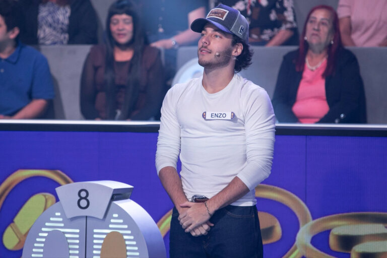 Enzo Ferro estreia “Dói Saber” na TV e se destaca no “Acerte ou Caia!” 