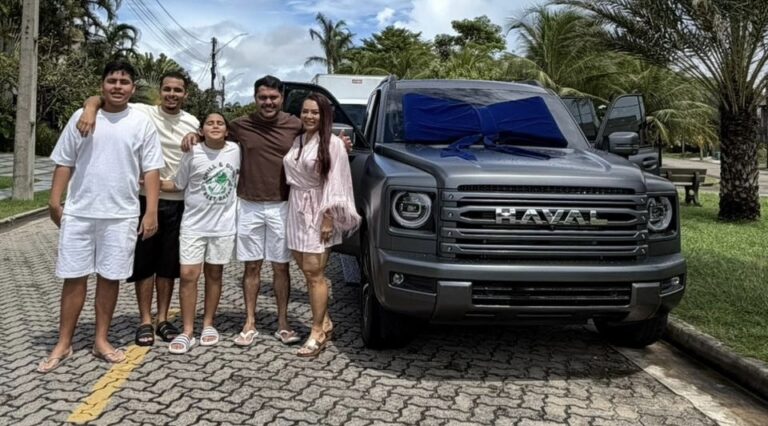 Márcia Fellipe ganha carro de luxo da família em celebração ao Dia das Mães