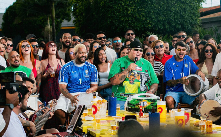Você e seus amigos podem ganhar um pocket show do Menos é Mais! Grupo lança campanha nacional inspirada na Copa