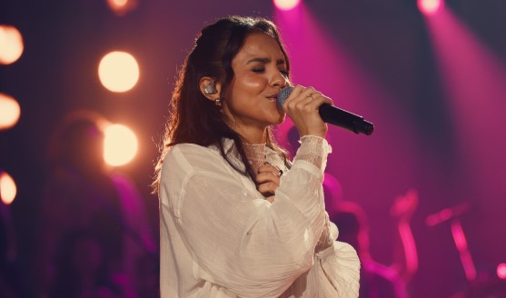 Julia Vitória lança álbum deluxe com canção inédita após “Ao Vivo na Ópera de Arame” ultrapassar 70 milhões de plays