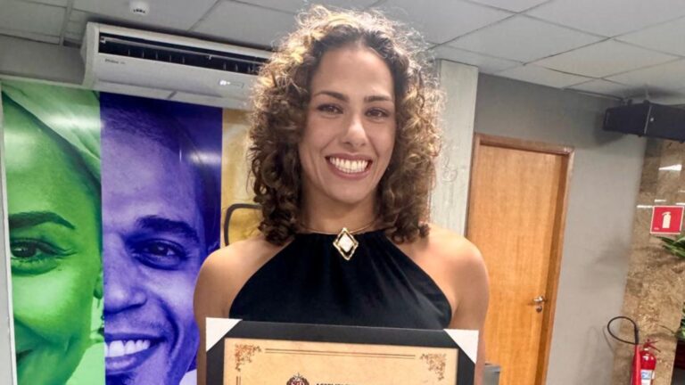 Carina Santi é homenageada na Alesp e reforça protagonismo feminino dentro e fora dos tatames