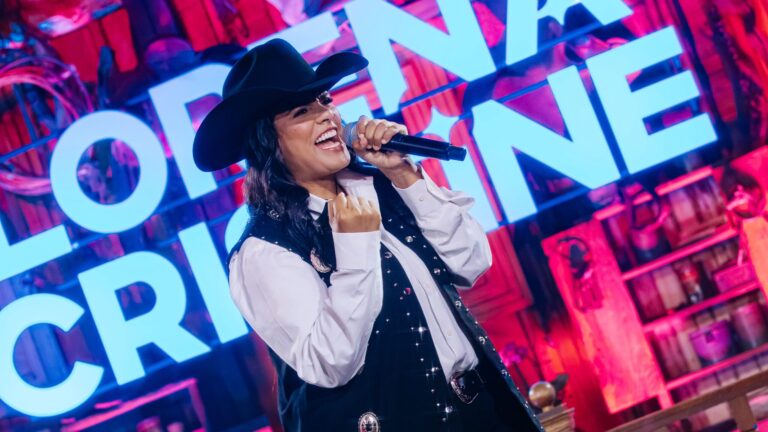 Lorena Cristine faz show de lançamento do audiovisual “Meu Copo Não Trai” no Villa Country