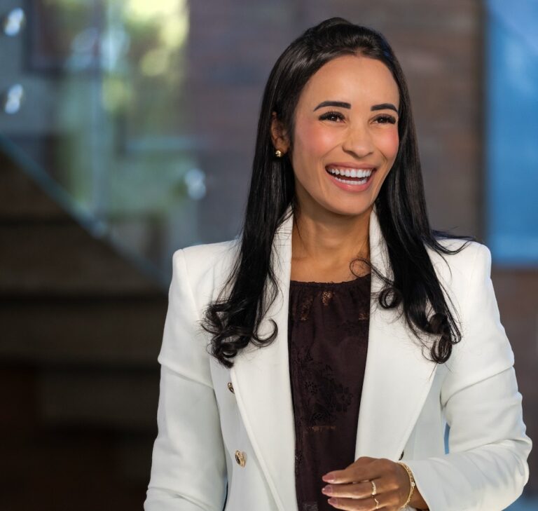 Aline Santos foca em eficiência e alta performance de longo prazo para atuar com responsabilidade no mercado imobiliário de alto padrão.