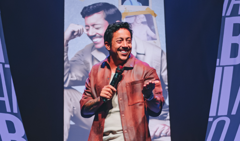 Renato Albani apresenta último show da turnê “A Ignorância É Uma Dádiva” em São Paulo neste domingo