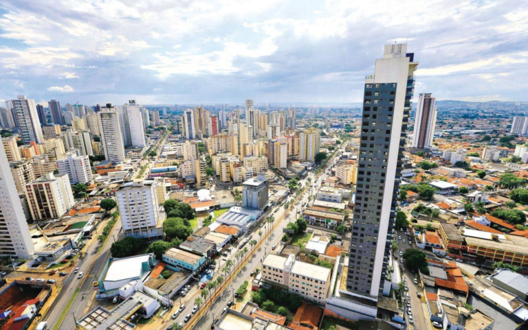Goiânia também se beneficia da movimentação turística ao funcionar como porta de entrada para visitantes que seguem para diferentes regiões do estado