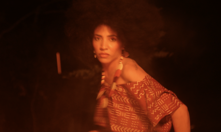 Alhocca resgata raízes afro-brasileiras e celebra a força feminina no álbum visual “Rainha”