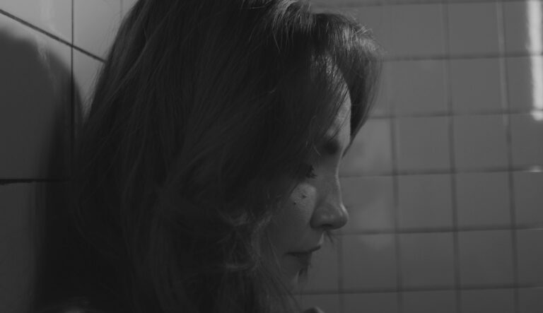 “Cartas” traz desabafo visceral de Nathalia Bacci sobre saúde mental e libertação emocional