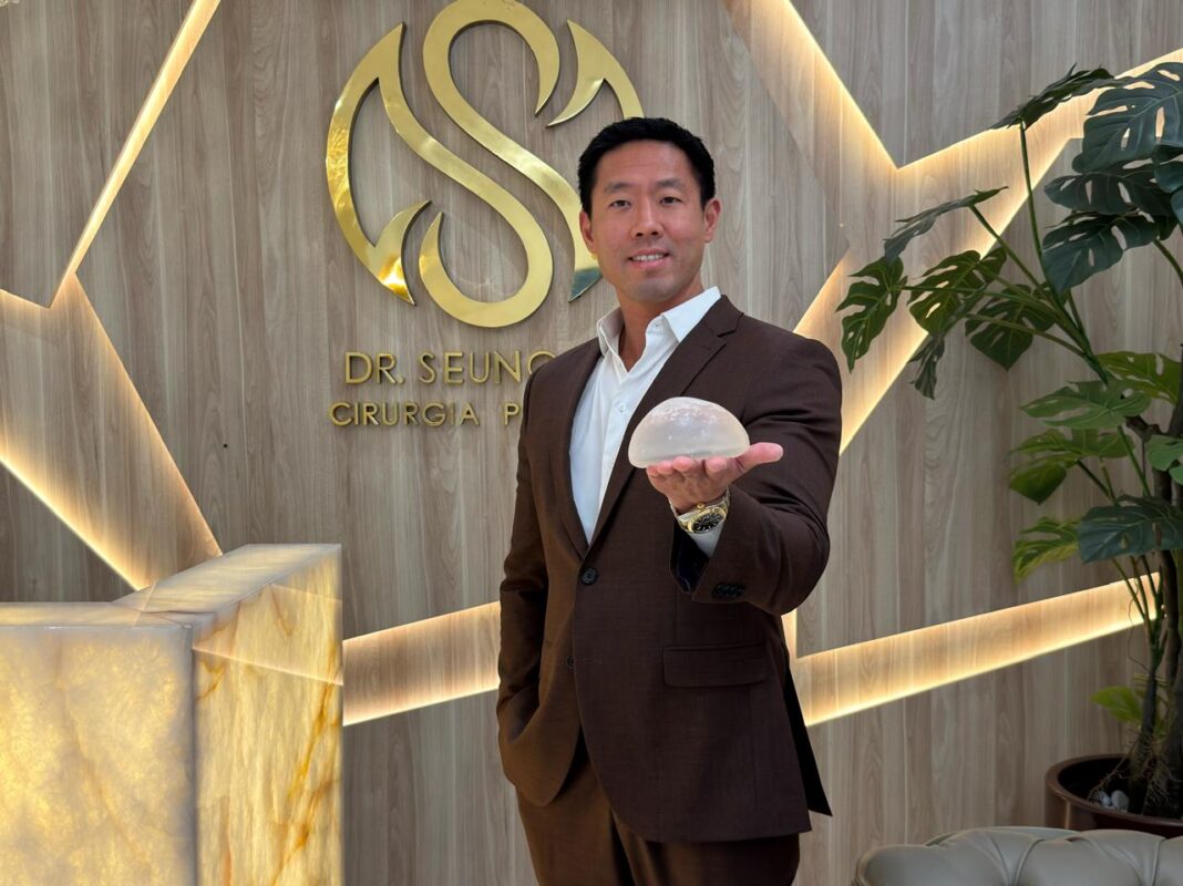 Dr. Seung Hoon Lee é graduado em Medicina, com residência médica em Cirurgia Plástica